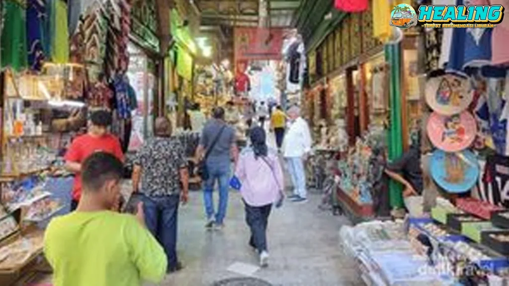 13 Foto Kios Koran yang Mengubah Wajah Paris