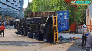 Mobil Boks Minyak Goreng Terguling di Bangkalan!