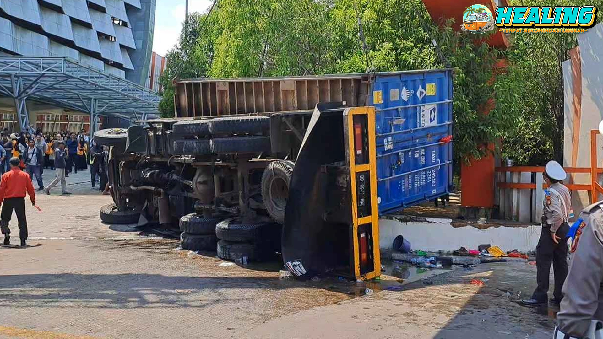 Mobil Boks Minyak Goreng Terguling di Bangkalan!