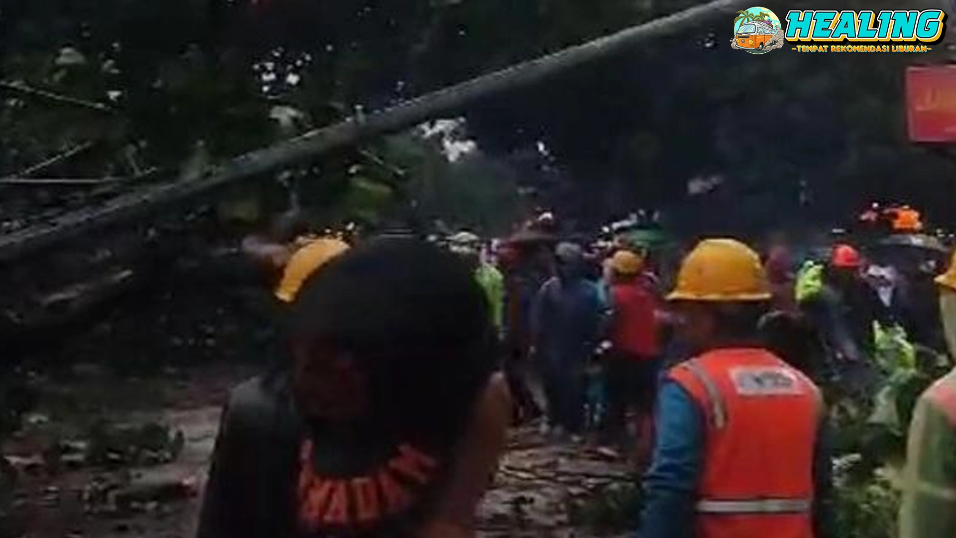 Hujan Badai Guncang Sukabumi, KA Terjebak Pohon!