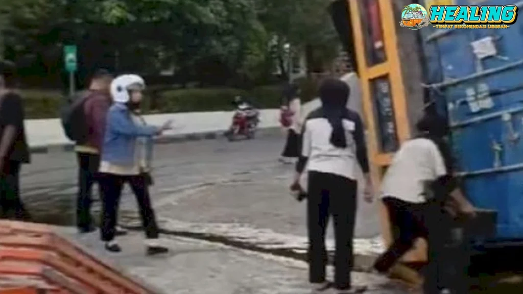 Mobil Boks Minyak Goreng Terguling di Bangkalan!