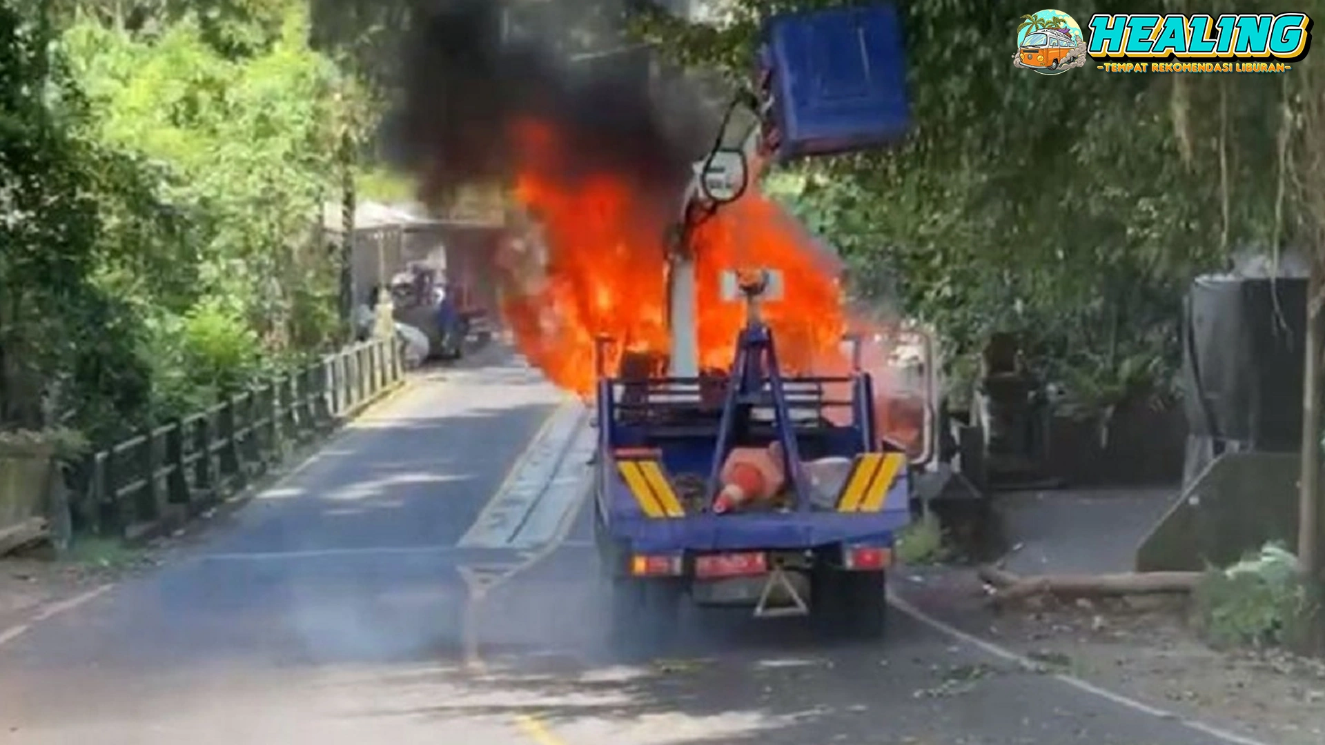 Truk Pangkas Pohon Gianyar Terbakar Hebat